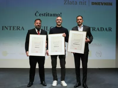 Na fotografiji so predstavniki zmagovalnih podjetij Peter Ladič (Intera), Marko Perme (Agilcon) in Luka Furlan (Sportradar). (Foto: Bojan Velikonja)