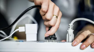 Woman plugging the wire to the outlet / Foto: Rawpixel