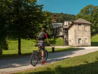 S kolesom ali peš po pestri zgodovini Idrije. F cudhg-idrija.si