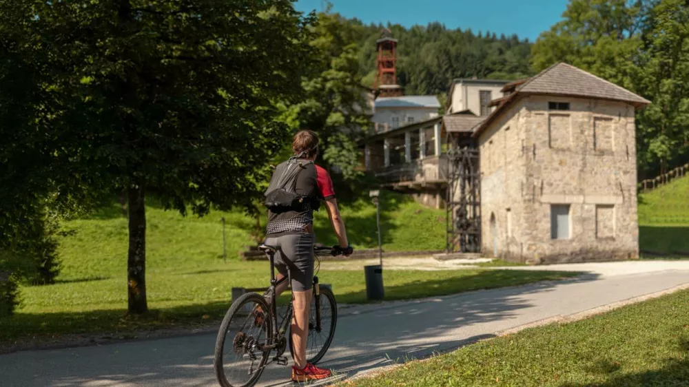 S kolesom ali peš po pestri zgodovini Idrije. F cudhg-idrija.si