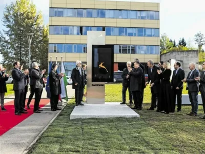 Obeležje v Tehnološkem parku Ljubljana je odprl ljubljanski župan Zoran Janković skupaj s predstavniki zlatih gazel. (Foto: Bojan Velikonja)