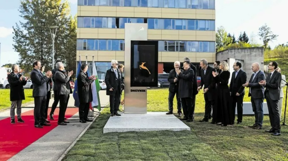 Obeležje v Tehnološkem parku Ljubljana je odprl ljubljanski župan Zoran Janković skupaj s predstavniki zlatih gazel. (Foto: Bojan Velikonja)