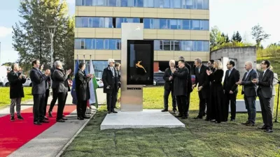 Obeležje v Tehnološkem parku Ljubljana je odprl ljubljanski župan Zoran Janković skupaj s predstavniki zlatih gazel. (Foto: Bojan Velikonja)