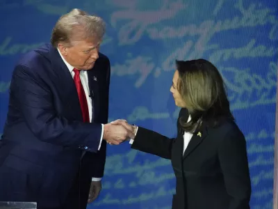 FILE - Republican presidential nominee former President Donald Trump and Democratic presidential nominee Vice President Kamala Harris shake hands before the start of an ABC News presidential debate at the National Constitution Center, Sept. 10, 2024, in Philadelphia. (AP Photo/Alex Brandon, file) / Foto: Alex Brandon