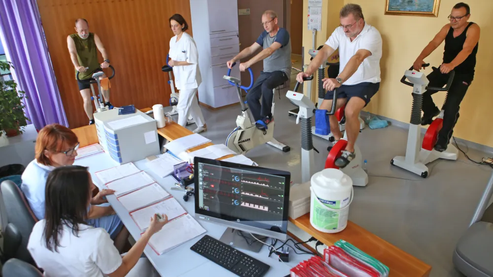 ﻿- prostor namenjen rehabilitaciji pacientov – ambulantna kardiološka rehabilitacija – bolniška soba - zdravstvo- 16.11.2017 – Univerzitetni klinični center UKC Ljubljana in ZZZS - skupna novinarska konferenca - uvedba novega programa ambulantne kardiološke rehabilitacije v UKC Ljubljana in Sloveniji namenjen bolnikom po uspešno zaključenem akutnem zdravljenju srčnega infarkta v bolnišnici. //FOTO: Tomaž Skale