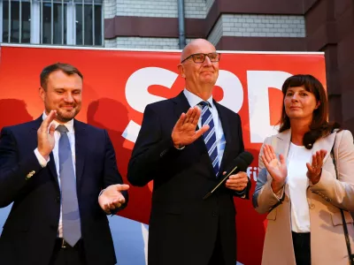 Ministrski predsednik Brandenburga Dietmar Woidke (na fotografiji na sredini) je s socialdemokrati slavil zmago nad skrajno desnico AfD, ki je postala druga najmočnejša politična sila v tej zvezni deželi. Foto: Reuters