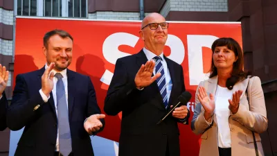 Ministrski predsednik Brandenburga Dietmar Woidke (na fotografiji na sredini) je s socialdemokrati slavil zmago nad skrajno desnico AfD, ki je postala druga najmočnejša politična sila v tej zvezni deželi. Foto: Reuters