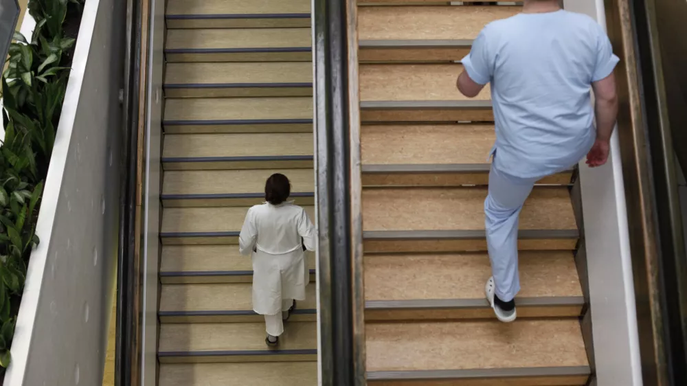 simbolična fotografija Univezitetni klinični center (UKC), zdravniki, zdravnice, zdravstvo  //FOTO: Luka Cjuha