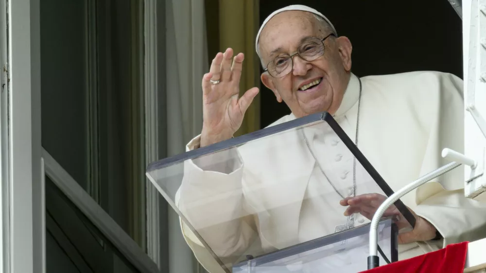 22 September 2024, Vatican, Vatican City: Pope Francis delivers his blessing to the faithful during the Angelus prayer at St Peter's square in the Vatican. Photo: Vatican Media/IPA via ZUMA Press/dpa