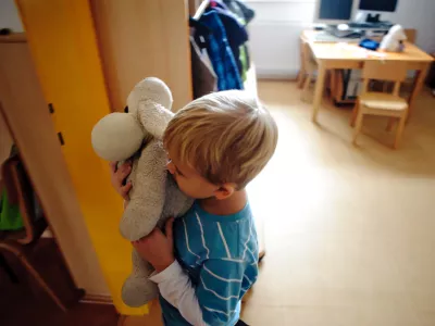 Na ministrstvu za delo pravijo, da povišan otroški dodatek ob nevključitvi otroka v vrtec ni več potreben, ker tudi prezasedenost vrtcev ni več težava. Fotografija je simbolična. Foto: Tomaž Zajelšnik