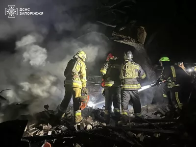 Firefighters work in a residential area hit by a Russian air strike, amid Russia's attack on Ukraine, in Zaporizhzhia, Ukraine, in this handout picture released September 24, 2024. Press service of the State Emergency Service of Ukraine in Zaporizhzhia region/Handout via REUTERS ATTENTION EDITORS - THIS IMAGE HAS BEEN SUPPLIED BY A THIRD PARTY. DO NOT OBSCURE LOGO.