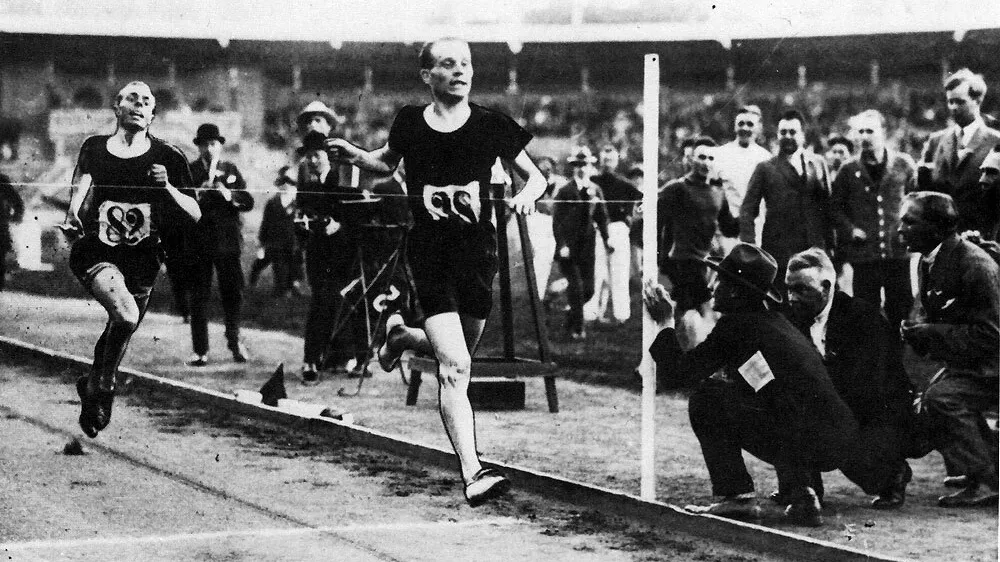 Paavo Nurmi premaga Edvina Widea in priteče do zmage v Stockholmu julija 1926. F Wikipedija / Foto: Wikipedija