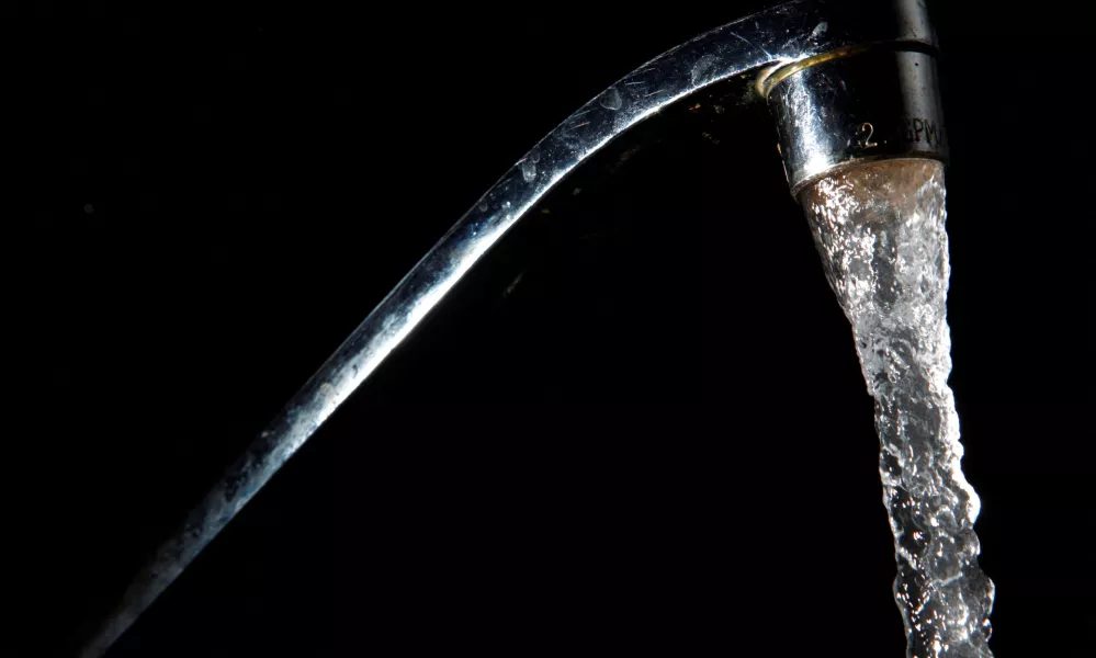 FILE PHOTO: Tap water comes out of a faucet in New York, June 14, 2009. REUTERS/Eric Thayer/File Photo