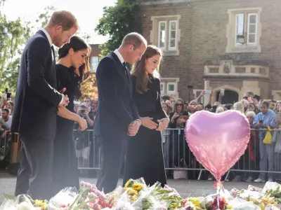 10 September 2022, United Kingdom, Windsor: (L-R) Harry, the Duke of Sussex, and his wife Meghan Markle, the Duchess of Sussex, William, Prince of Wales, and his wife Kate, Princess of Wales, look at flowers laid by members of the public at Windsor Castle following the death of Queen Elizabeth II. Photo: Chris Jackson/PA Wire/dpa