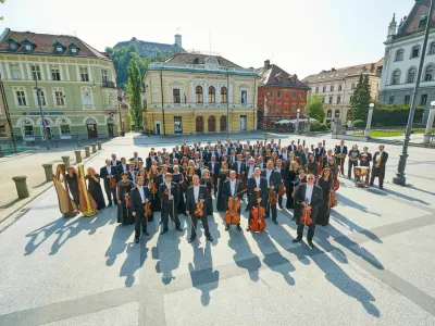 Orkester Slovenske filharmonije pred matično hišo Foto: Janez Kotar