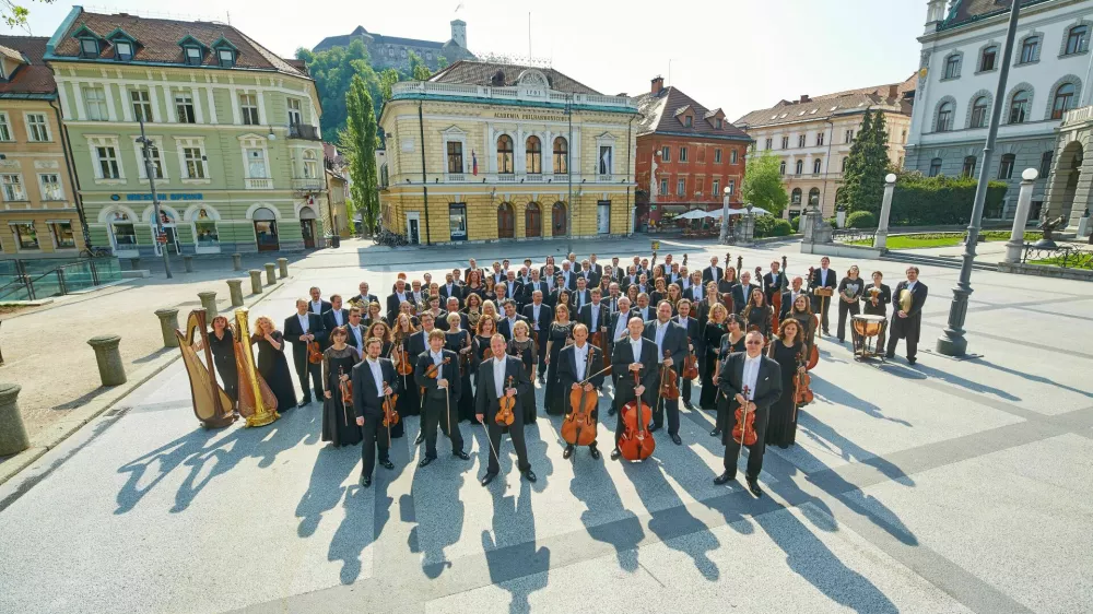 Orkester Slovenske filharmonije pred matično hišo Foto: Janez Kotar