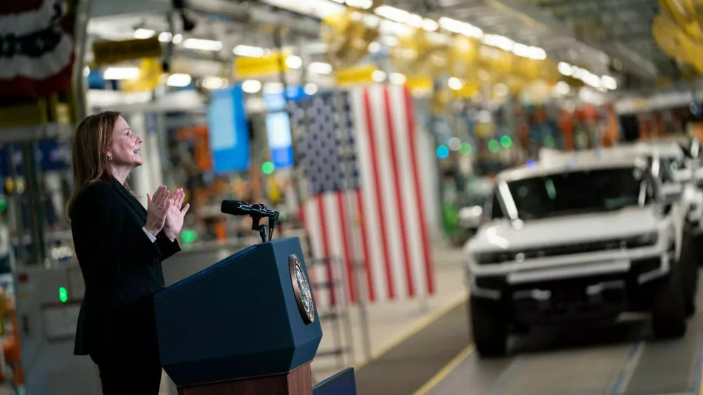 »Je zelo metodična, logična in poštena. V naš posel želi vnesti red.« Tako o Mary Barra pravijo kolegi. Njena zasluga je modernizacija podjetja General Motors. Foto: Reuters