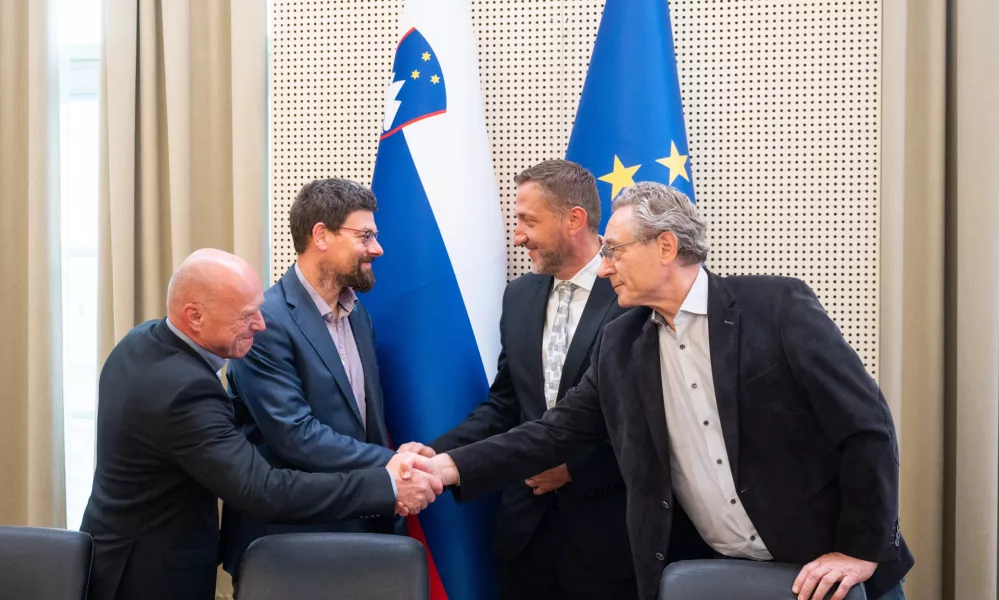 Ljubljana, vlada.Podpis sporazuma med vlado in sindikati javnega sektorja.Minister za javno upravo Franc Props, predsednik Konfederacije sindikatov Slovenije Pergam Jakob Pocivavsek, minister za finance Klemen Bostjancic in predsednik KSJS Branimir Strukelj.