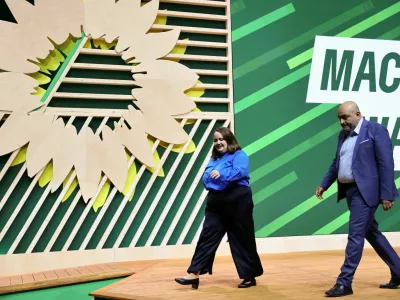 FILE PHOTO: Germany's Green party co-leaders Omid Nouripour and Ricarda Lang leave the stage after being re-elected as leader duo at the Greens party convention in Rheinstetten, near Karlsruhe, Germany, November 24, 2023. The Greens leadership duo quit on September 25, 2024 after a series of election blows. REUTERS/Wolfgang Rattay/File Photo