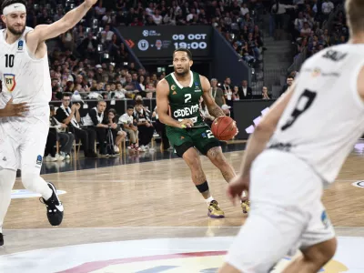 Olimpijin Devante Jones je 13 sekund pred koncem zadel trojko za zmago proti Cluju. Foto: KK Cedevita Olimpija / Tine Ružič