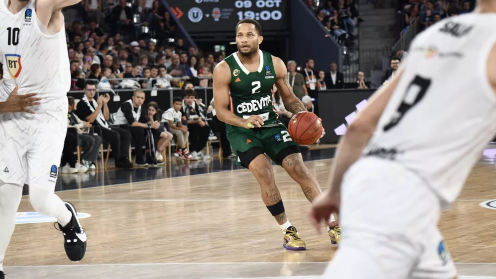 Olimpijin Devante Jones je 13 sekund pred koncem zadel trojko za zmago proti Cluju. Foto: KK Cedevita Olimpija / Tine Ružič