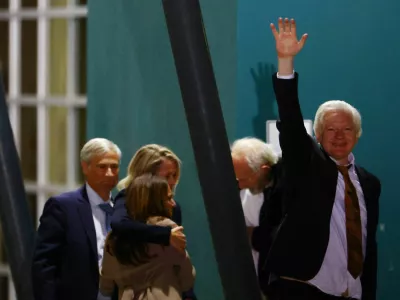 WikiLeaks founder Julian Assange waves as he arrives in Canberra, Australia, June 26, 2024. REUTERS/Edgar Su