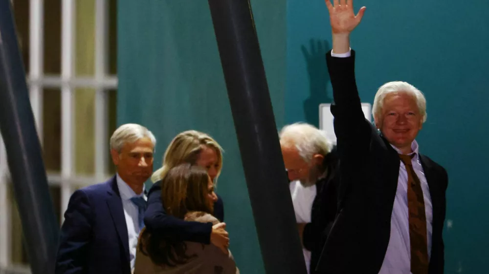 WikiLeaks founder Julian Assange waves as he arrives in Canberra, Australia, June 26, 2024. REUTERS/Edgar Su