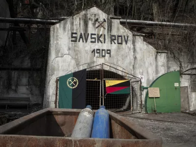 ﻿Savski rudniški rov - Sindikat delavcev dejavnosti energetike Slovenije - zastava - 10.3.2014 Hrastnik - stavka rudarjev RTH - Rudnik Trbovlje-Hrastnik - rudarji začeli s stavko v jami - stavkajoči niso prejeli januarskih plač v celoti - zahtevali izplačilo preostanka januarskih plač, kar znaša 280.000 evrov, in prvih odpravnin, skupaj okoli 0,5 milijona evrov.    //FOTO: Luka Cjuha.