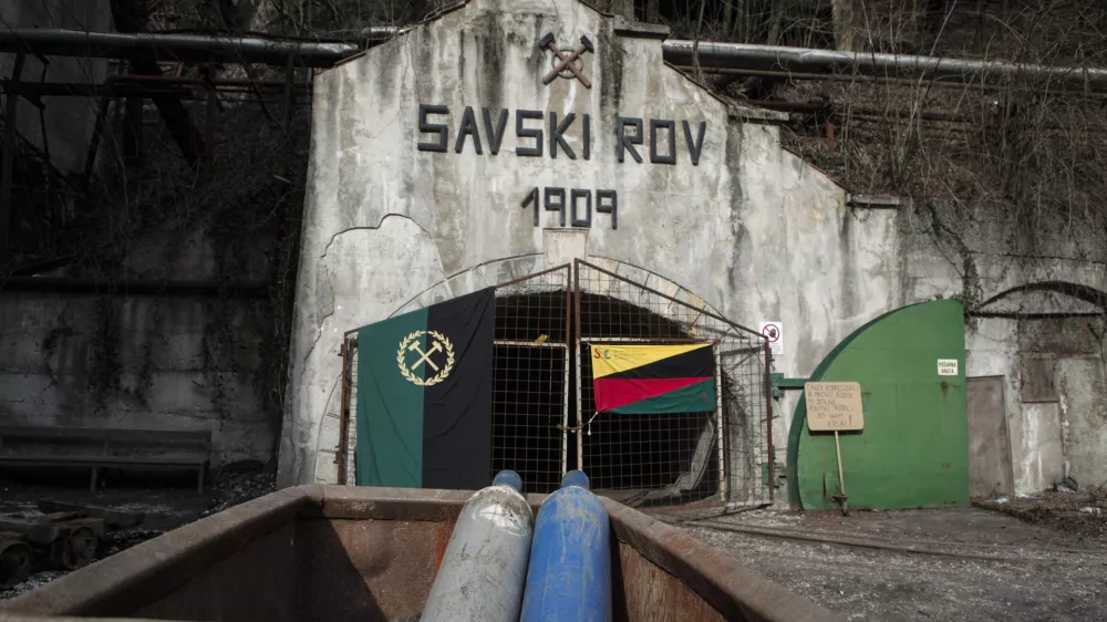 ﻿Savski rudniški rov - Sindikat delavcev dejavnosti energetike Slovenije - zastava - 10.3.2014 Hrastnik - stavka rudarjev RTH - Rudnik Trbovlje-Hrastnik - rudarji začeli s stavko v jami - stavkajoči niso prejeli januarskih plač v celoti - zahtevali izplačilo preostanka januarskih plač, kar znaša 280.000 evrov, in prvih odpravnin, skupaj okoli 0,5 milijona evrov.    //FOTO: Luka Cjuha.