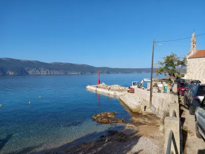 Camino Krk je krožna pot okoli tega priljubljenega kvarnerskega otoka, si so jo snovalci zasnovali za sedemdnevno pohodniško avanturo, dolgo približno 150 km, posamezna etapa pa je dolga prijetnih 20 km in kakšen kilometer več ali manj. Primerna je za najširši krog ljubiteljskih rekreativcev, »hiking« navdušencev in romarjev. Odlično markirana predstavlja vsakokratni izziv tudi kolesarskim navdušencem.