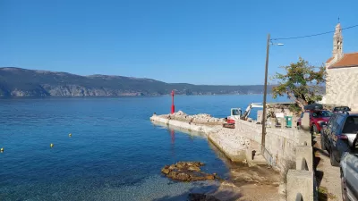 Camino Krk je krožna pot okoli tega priljubljenega kvarnerskega otoka, si so jo snovalci zasnovali za sedemdnevno pohodniško avanturo, dolgo približno 150 km, posamezna etapa pa je dolga prijetnih 20 km in kakšen kilometer več ali manj. Primerna je za najširši krog ljubiteljskih rekreativcev, »hiking« navdušencev in romarjev. Odlično markirana predstavlja vsakokratni izziv tudi kolesarskim navdušencem.