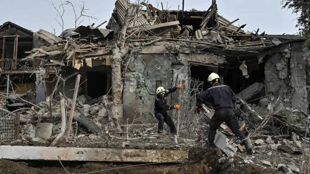 Rescues remove debris at a site of a residential area heavily damaged by a Russian air strike, amid Russia's attack on Ukraine, in Zaporizhzhia, Ukraine September 26, 2024. REUTERS/Stringer