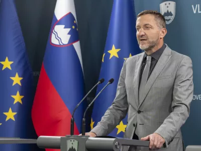 Ljubljana, vlada.Novinarska konferenca po seji vlade, na kateri je sodeloval minister za finance Klemen Bostjancic.