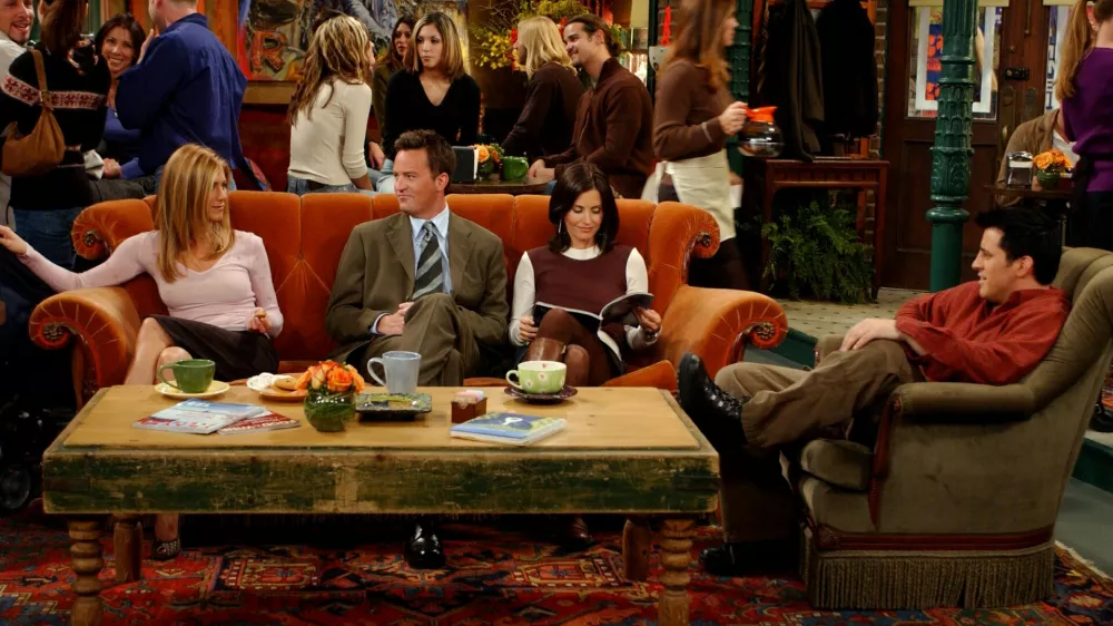 Med predmeti na dražbi je bil tudi sloviti oranžni kavč iz kavarne Central Perk.