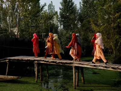 Kashmiri women walk to vote at a polling station, during the second phase of assembly elections, in Srinagar September 25, 2024. REUTERS/Sharafat Ali   TPX IMAGES OF THE DAY