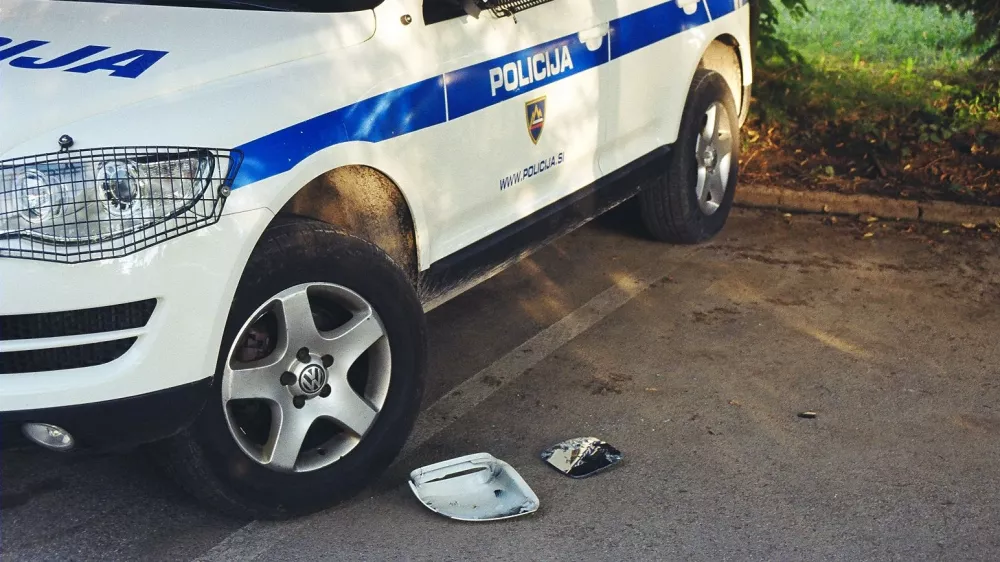 ﻿Poškodovan policijski avtomobil policija maščevanje