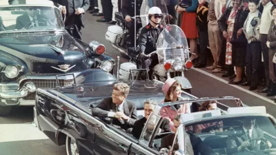 US President John F Kennedy, First Lady Jacqueline Kennedy, Texas Governor John Connally, and others smile at the crowds lining their motorcade route in Dallas, Texas, on November 22, 1963. Minutes later the President was assassinated as his car passed through Dealey Plaza. / Foto: Bettmann