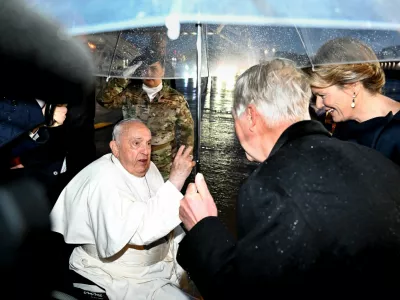 Pope Francis is welcomed by Belgian King Philippe and Queen Mathilde as he arrives at Melsbroek Military Air Base for a four-day apostolic journey, in Steenokkerzeel, Belgium, September 26, 2024. Vatican Media/­Handout via REUTERS  ATTENTION EDITORS - THIS IMAGE WAS PROVIDED BY A THIRD PARTY.