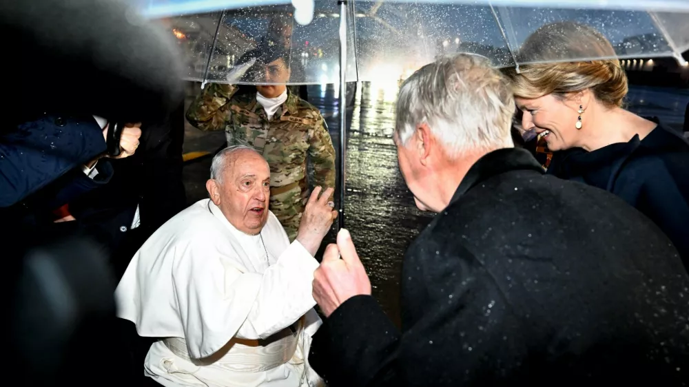 Pope Francis is welcomed by Belgian King Philippe and Queen Mathilde as he arrives at Melsbroek Military Air Base for a four-day apostolic journey, in Steenokkerzeel, Belgium, September 26, 2024. Vatican Media/­Handout via REUTERS  ATTENTION EDITORS - THIS IMAGE WAS PROVIDED BY A THIRD PARTY.