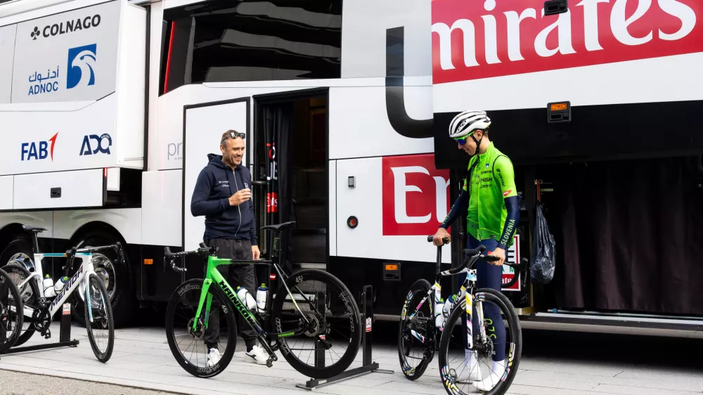 Slovenska odprava v Zürichu ima močno podporo ekipe UAE Emirates za katero tudi tekmujeta Tadej Pogačar (na fotografiji v zelenem) in Domen Novak.