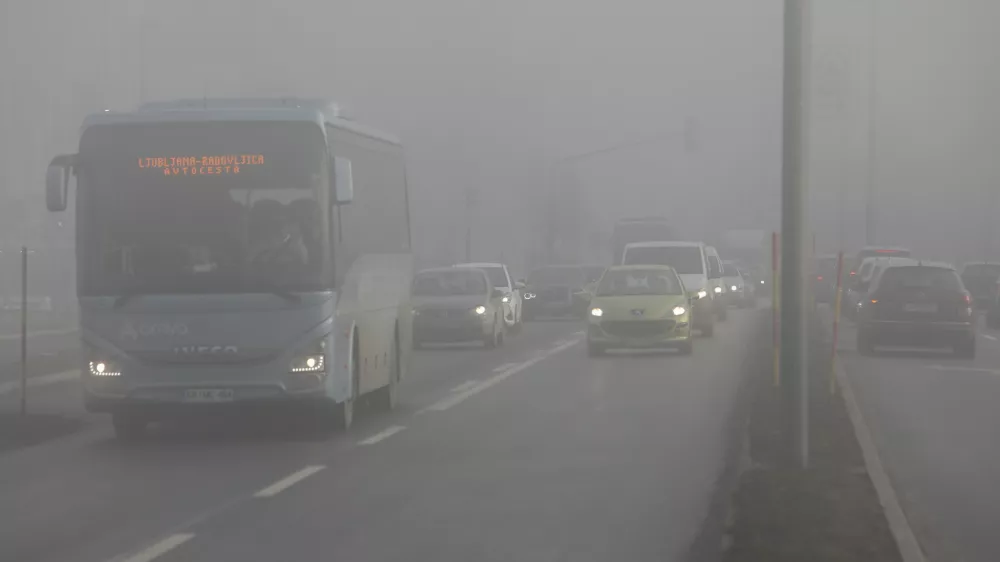 ﻿- 19.01.2022 - Celovška cesta, megla, avtomobili, kolona //FOTO: Jaka Gasar