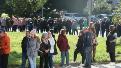 Gneča pred zdravstvenim domom. Foto: Sašo Bizjak, Večer