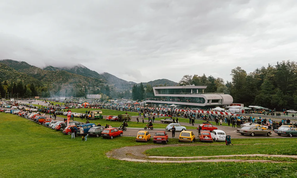 Na Vranskem se je zbralo več kot 2000 tomosov in več kot 800 starodobnih avtomobilov. / Foto: Anej Ferko