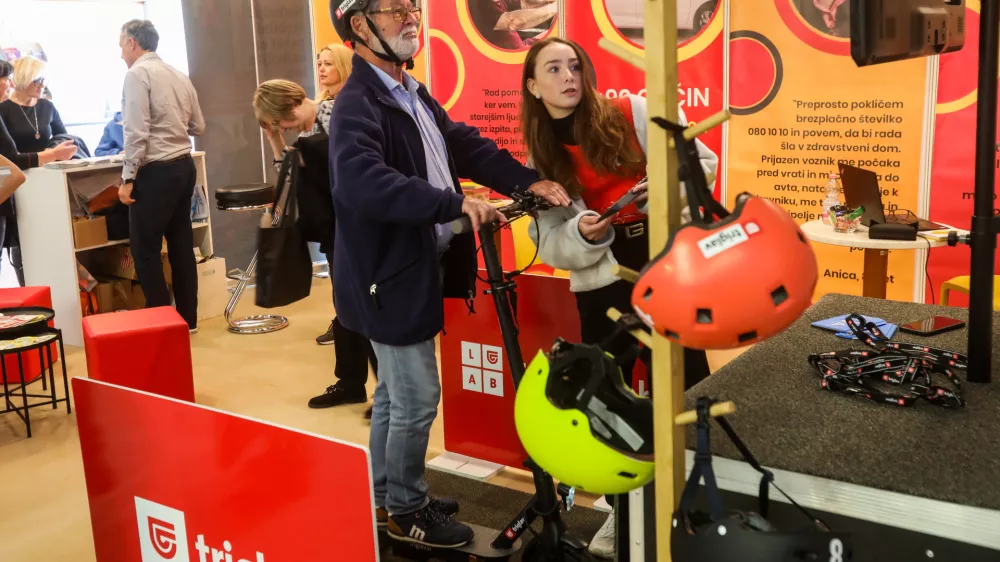 Obiskovalci festivala so lahko preverili tudi, kako nevarna je lahko prehitra vožnja z električnim skirojem. Foto: Bojan Velikonja