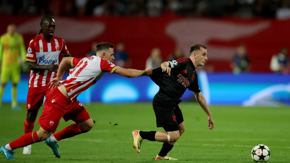 Soccer Football - Champions League - Crvena Zvezda v Benfica - Rajko Mitic Stadium, Belgrade, Serbia - September 19, 2024 Crvena Zvezda's Timi Elsnik in action with Benfica's Kerem Akturkoglu REUTERS/Marko Djurica - UP1EK9J1FEIKI