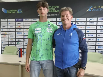 Tomo Teršek in Oče trener30.9.2024 - na sedežu Atletske zveze Slovenije (Letališka 33c, Ljubljana) začne sprejem mladinskih atletskih reprezentanc na čelu s svetovnim prvakom Tomom Terškom. FOTO: LUKA CJUHA