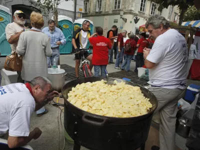 - 10. Svetovni festival praženega krompirja 2010 v organizaciji Društva za priznanje praženega krompirja kot samostojne jedi, pražen krompir///FOTO: Luka Cjuha