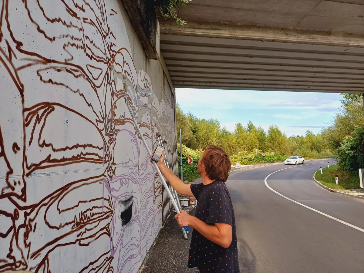 Skrivnostni ustvarjalec medvoškega murala z umetniškim imenom name: zase pravi, da je »postvandalist«, ki je iz upornika prešel v svet umetnosti. Foto: Tina Jereb