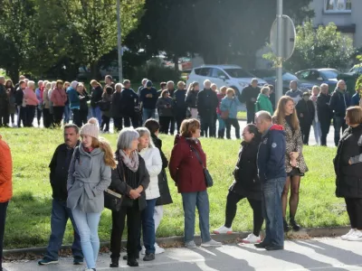 Slovenska Bistrica, gneča pred zdravstvenim domom.