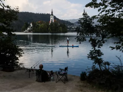 - 03.09.2024. - Bled, Blejsko jezero, turizem, sup, ribič.//FOTO: Bojan Velikonja